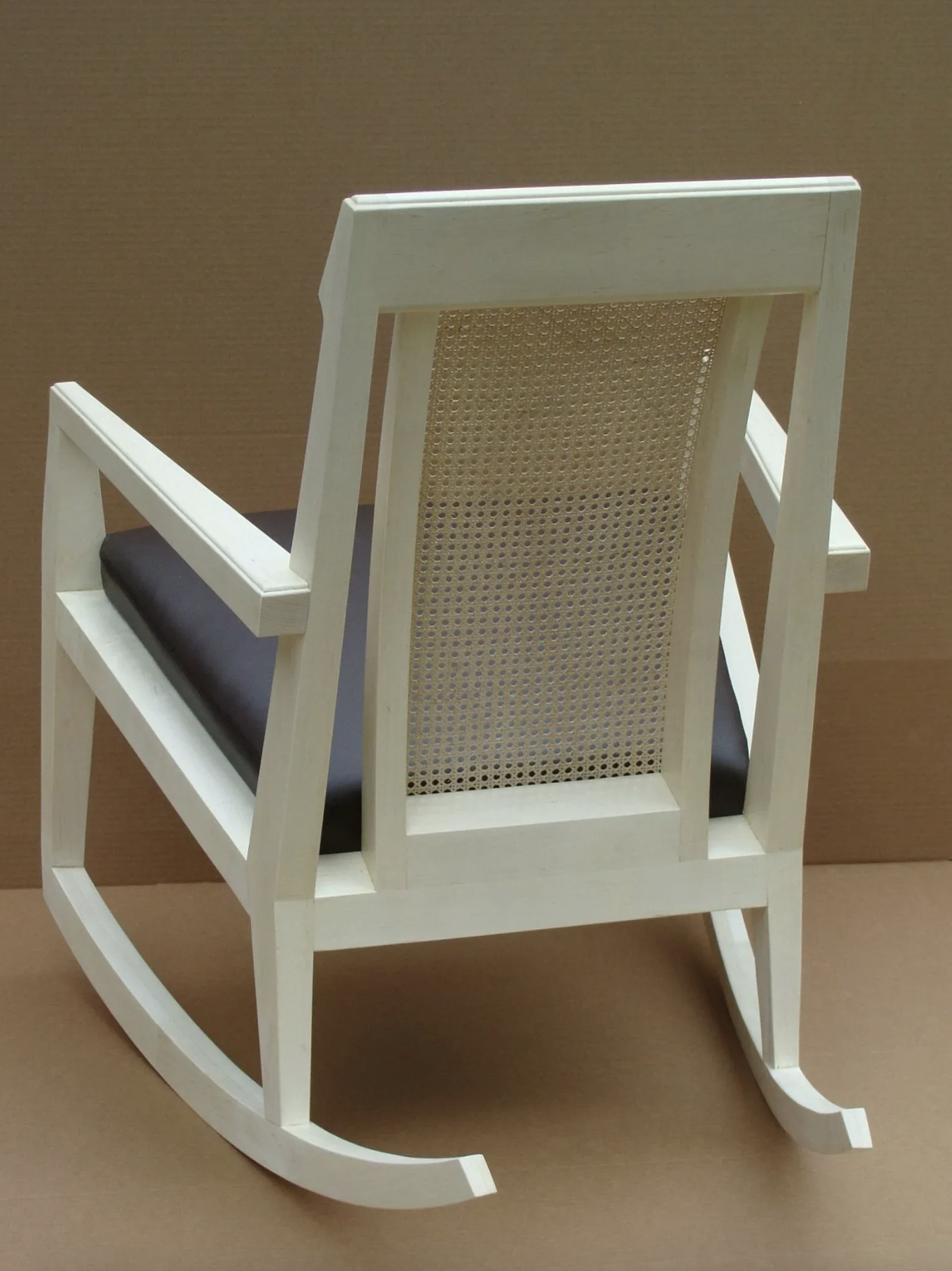 Kavisli Sırtlı Sallanan Sandalyeler